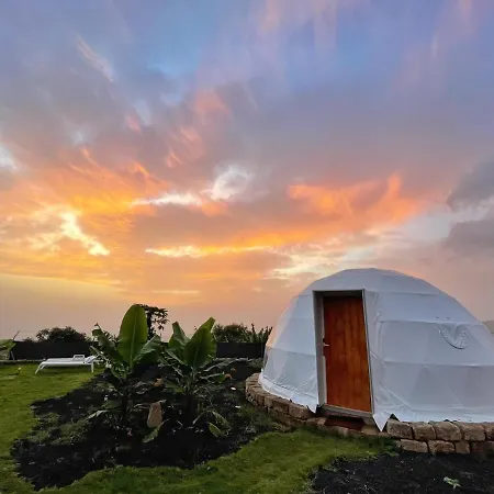 Domo Volcano Experience Piscina Climatizada אתר קמפינג